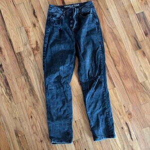 WOMANS VANILLA STAR MOM JEANS SIZE 26/3